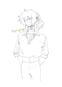 癖毛の長髪の人物が、身ごろのゆるいシャツの下にレースの質感のインナー、スキニーなパンツを履いて手を後ろに組んでいる。髪は頭の高い位置で一つ結びにしている。